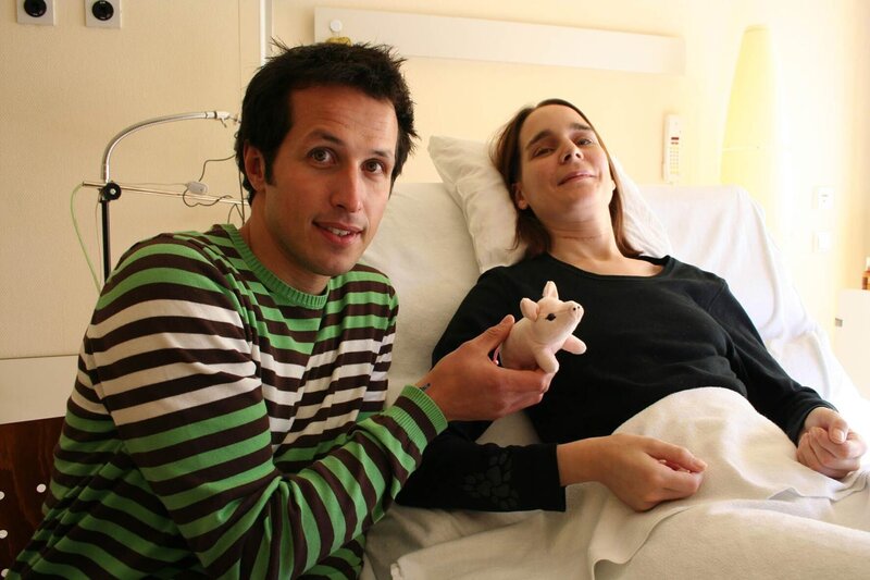 Bei der Visite lernt Willi Patientin Brittney kennen. Ein Schrank ist auf sie gestürzt und hat ihre Wirbelsäule gebrochen. Die Ärzte tun nun alles, um die junge Frau wieder auf die Beine zu bekommen. – Bild: Bayerischer Rundfunk/​megaherz gmbh