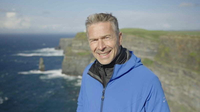 Insel voller Magie: Dirk Steffens entdeckt auf Irland Orte und die Mythen, die sich darum ranken. Die Cliffs of Moher sind Zeugen zahlreicher Geschichten. – Bild: ZDF und OLIVER ROETZ