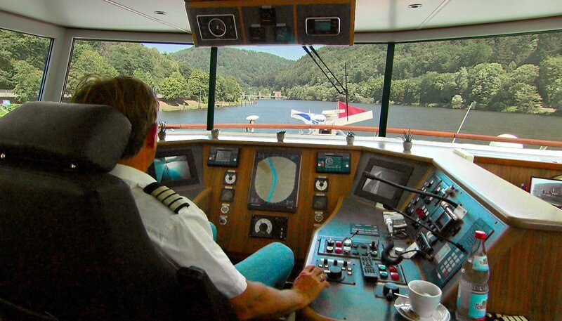 Karl Hofstätter, Kapitän des Ausflugsschiffs „Königin Silvia“, hat sich seinen Traum vom Leben auf dem Neckar erfüllt. – Bild: SWR