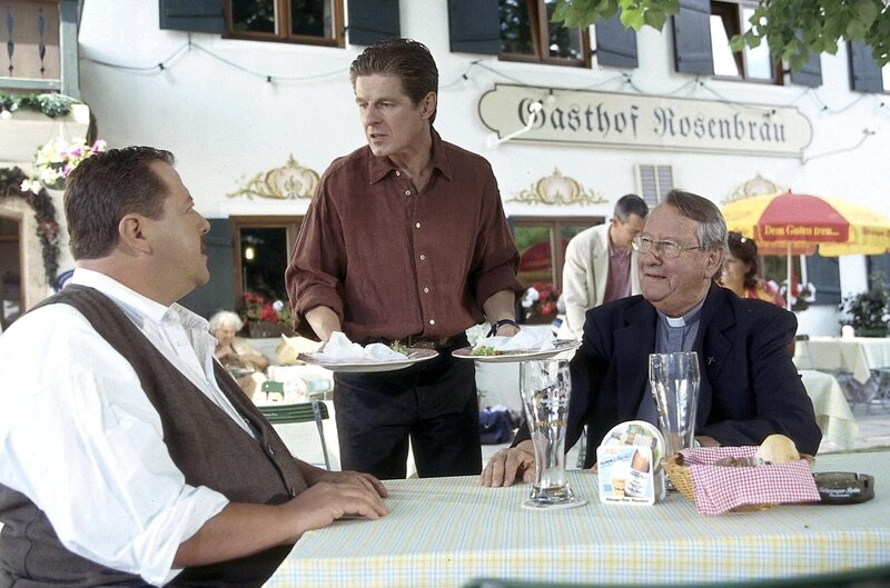 Können der Pfarrer (Gerd Fritz, re.) und der Wirt (Horst Kummeth, mi.) dem bayrischen Ermittler (Joseph Hannesschläger) den entscheidenden Tipp geben? – Bild: ORF/​Christian A. Rieger