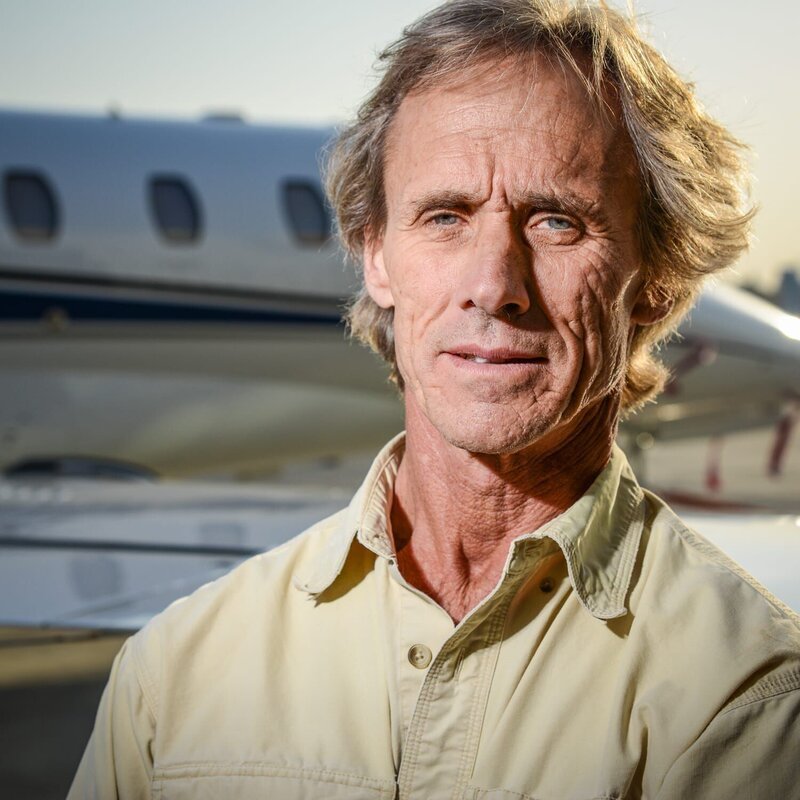 Mike Kennedy in front of a plane. – Bild: Discovery Channel /​ Discovery Communications