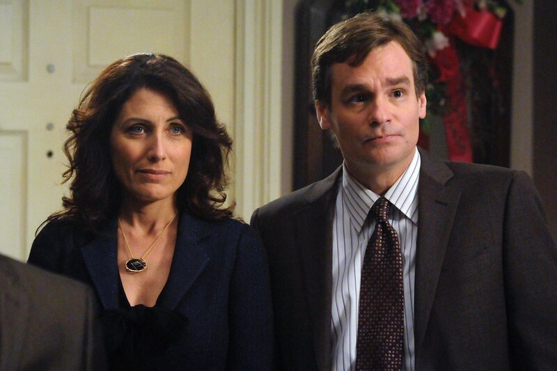 Nach der Trennung von House vertraut sich Cuddy (Lisa Edelstein, l.) erstmals Wilson (Robert Sean Leonard, r.) an … – Bild: Universal TV