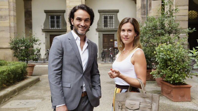 Ein Sommer in der Toskana Annäherung: Kerem Can als Alessandro della Torre, Wolke Hegenbarth als Laura Hansen – Bild: SRF/​ZDF/​Christiane Pausch