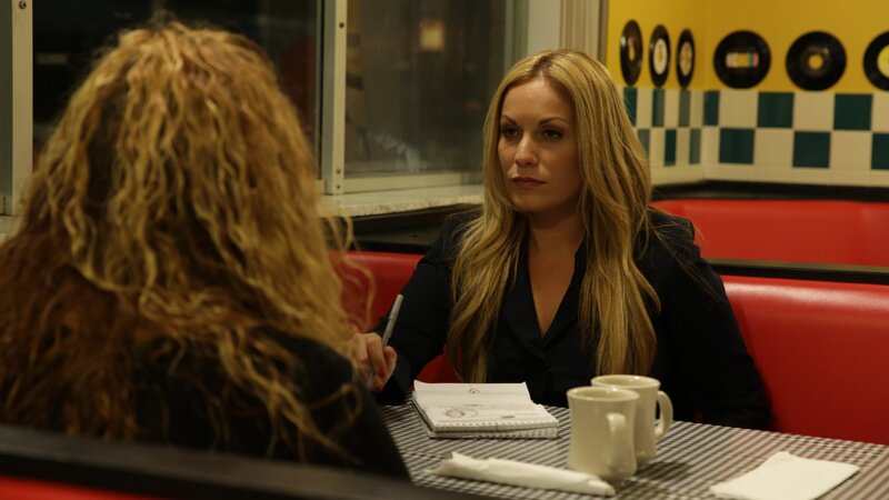 Melissa Lewkowicz stares at Kimberly Ray who is seated across from her. – Bild: Discovery Communications