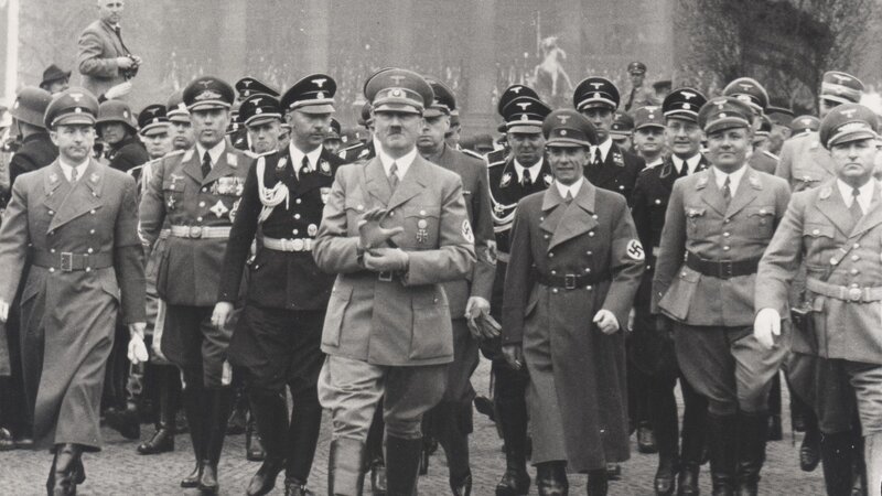 1939: Hitler mit Himmler und Goebbels am 1. Mai in Berlin. – Bild: ZDF und SPIEGEL TV