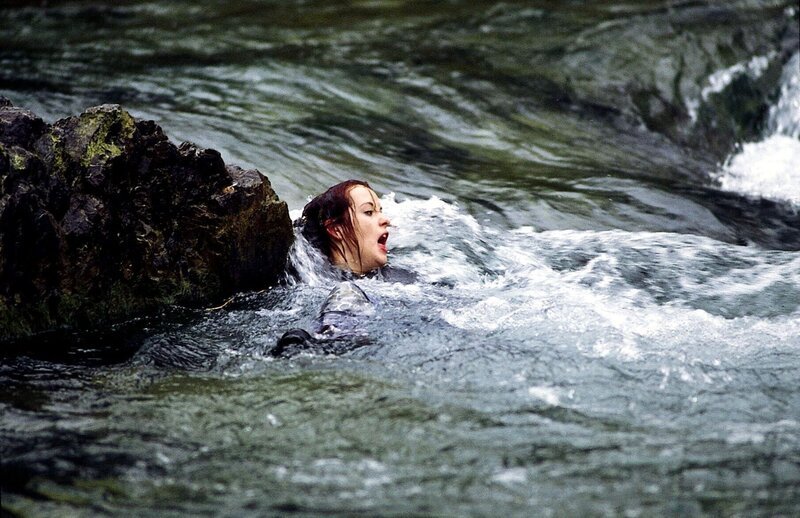 Gefährliches Treiben in Rosenheim: eine junge Frau wird vermisst, ihre beste Freundin (Isabella Jantz) muss von den Rosenheim-Cops vor dem Ertrinken gerettet werden. – Bild: ORF/​ZDF