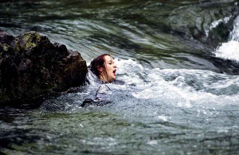 Gefährliches Treiben in Rosenheim: eine junge Frau wird vermisst, ihre beste Freundin (Isabella Jantz) muss von den Rosenheim-Cops vor dem Ertrinken gerettet werden. – Bild: ORF/​ZDF