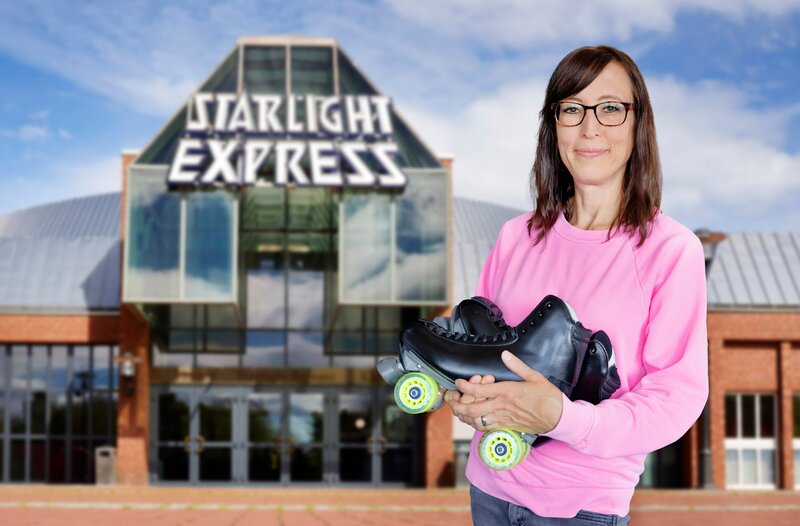 Mona ist Mitte 40 und fragt sich immer häufiger, was im Leben eigentlich noch kommt. Um den Weg aus ihrer Krise zu schaffen, will sie sich einen Kindheitstraum erfüllen: Einmal auf der Bühne des Musicals Starlight Express stehen. – Bild: HR/​Frank Wiedemeier
