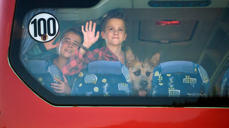 Das Trio fährt in die Schule – Racko darf diesmal mit. Von links: Fee (Joline Letizia Schwärzler), Flori (Leon /​ Lino de Greiff) und Racko. – Bild: BR/​Filmbüro Münchner Freiheit GmbH