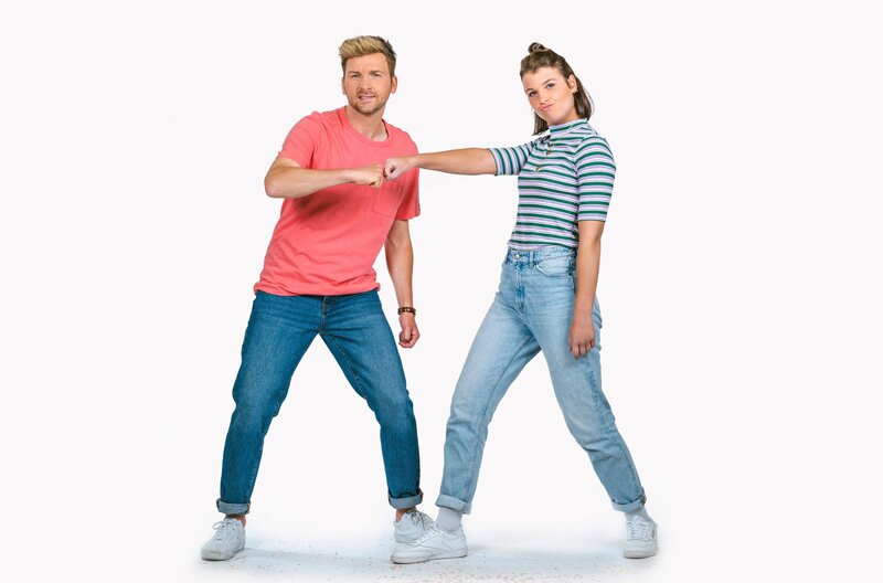 Ein starkes Team: Das Moderationsduo Laura Knöll und Johannes Zenglein präsentiert den Tigerenten Club – der Club mit Action, Spaß, vielen Spielen und jeder Woche mit einem neuen Thema. – Bild: SWR/​Christian Koch