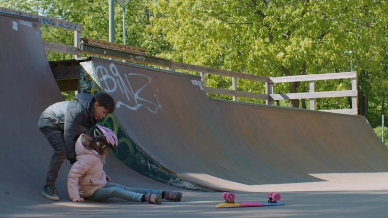Sigrid (Maria Ross) ist mit dem Skateboard gestürzt und Nico (Mikkel Brennhovd) hilft ihr wieder auf die Beine. – Bild: WDR/​NRK /​ KiKA