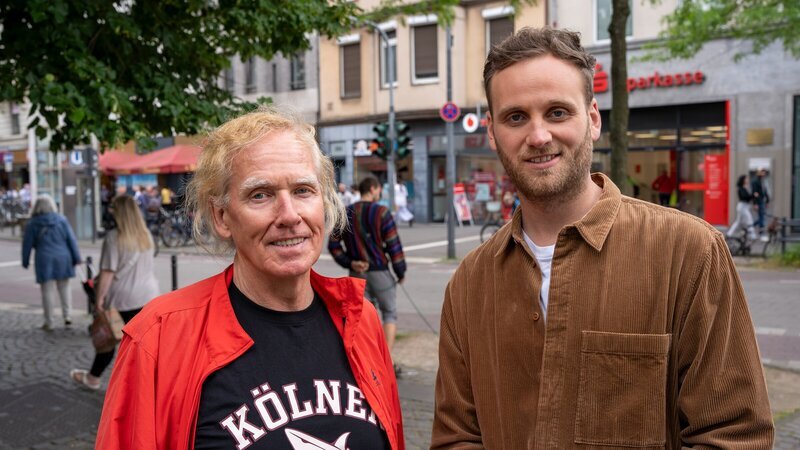 Moderator Dr. Leon Windscheid (r.) mit dem 13-fachen Bankräuber Rainer Laux (l.) – Bild: ZDF und Marius Fuchtmann