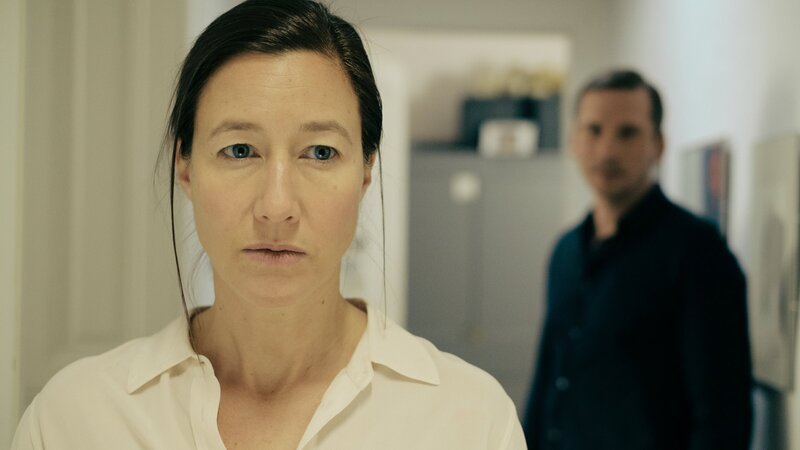 Die alleinerziehende Ärztin Sarah (Johanna Wokalek) hat Geldsorgen, vor allem weil ihr Ex-Mann Erik (Till Firit) den Unterhalt nicht zahlt. – Bild: ZDF