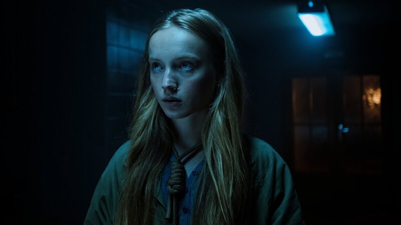 Lisa Abel (Mina-Giselle Rüffer) zieht mit ihrer Mutter in das abgelegene Großstetten im Schwarzwald. Doch der gemeinsame Neuanfang wird schon bald von unheimlichen Ereignissen überschattet. – Bild: ZDF und Jan Hromadko