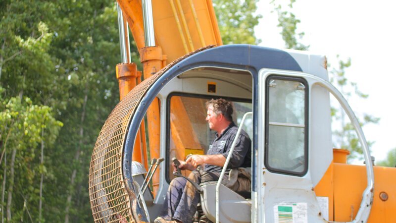 Bobby operating the backhoe. – Bild: Discovery Channel /​ Terry Pratt