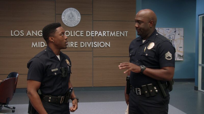 Officer Aaron Thorsen (Tru Valentino, l.) teilt Officer Grey (Richard T. Jones, r.) mit, dass er Detective werden möchte. – Bild: ZDF und Raymond Liu