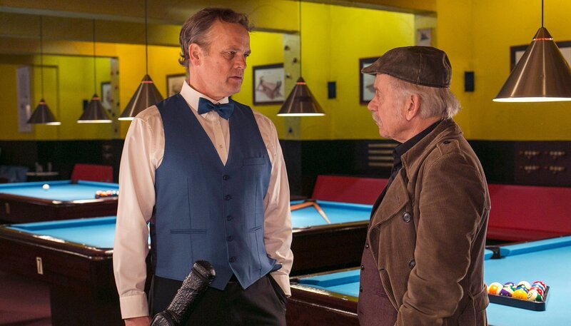 Edwin (Tilo Prückner, r.) befragt René Vandervelde (Reinout Bussemaker, l.), warum der ermordete Althaus gegen ihn gewettet hat. – Bild: MDR/​ARD/​Kai Schulz