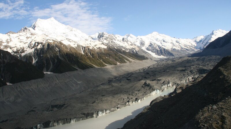 Dank der Kräfte der Plattentektonik wachsen die neuseeländischen Alpen auf der Südinsel. – Bild: ZDF und Nick Eyles