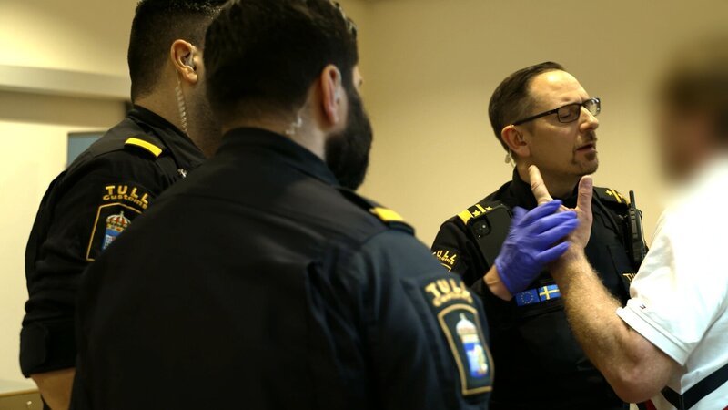 Grenzbeamte am Flughafen Arlanda – Bild: Warner Bros Discovery