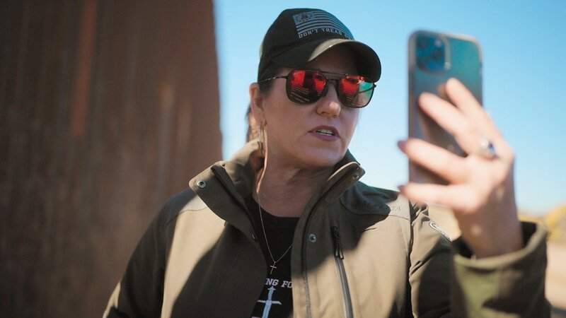 Christie Hutcherson hat sich dem Kampf gegen Migration verschrieben. Sie fühlt sich von Gott berufen, um Amerika zu schützen. – Bild: SRF/​Mindhouse