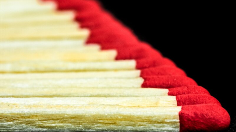 Side view of a row of wooden matches aligned on a black background – Bild: Bosca78 /​ Getty Images/​iStockphoto