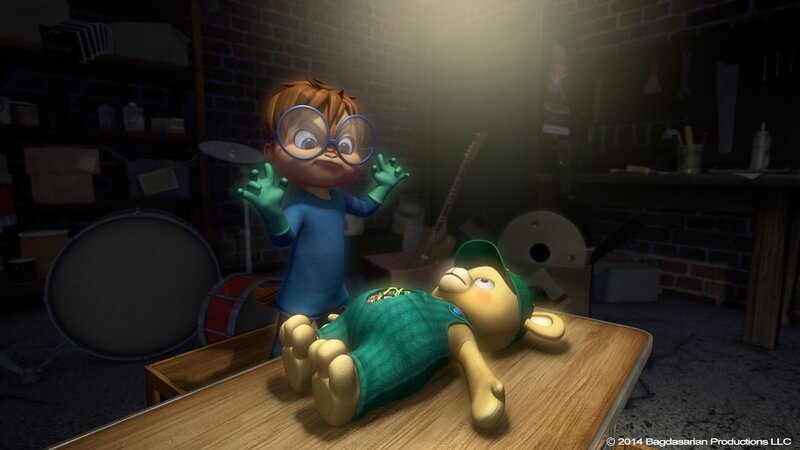 Entschlossen versucht Simon den sprechenden Teddy zu reparieren. – Bild: SUPER RTL