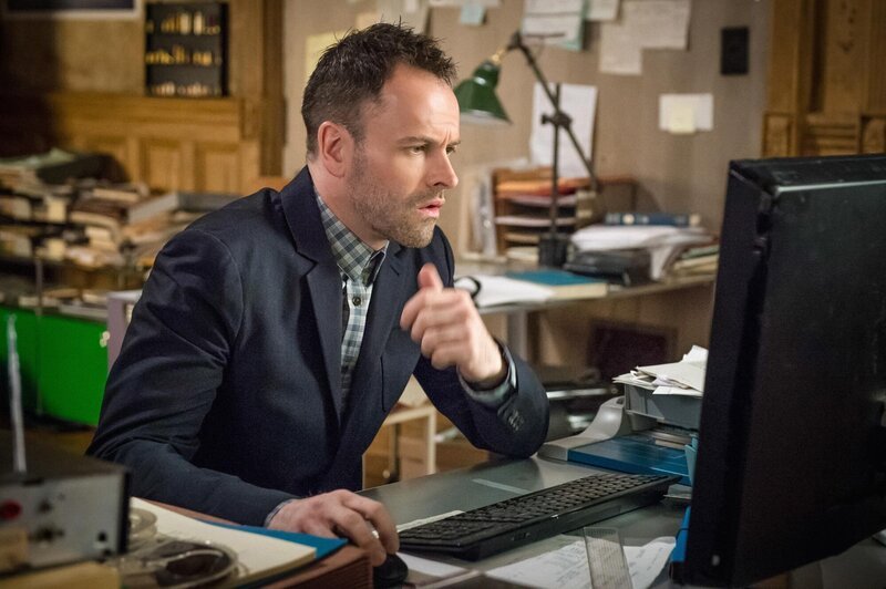 Holmes (Jonny Lee Miller) muss herausfinden, warum ein Serienmörder seine Opfer wie ein Vampir in den Hals beißt … – Bild: PLURIMEDIA (CBS /​ Jeff Neumann)