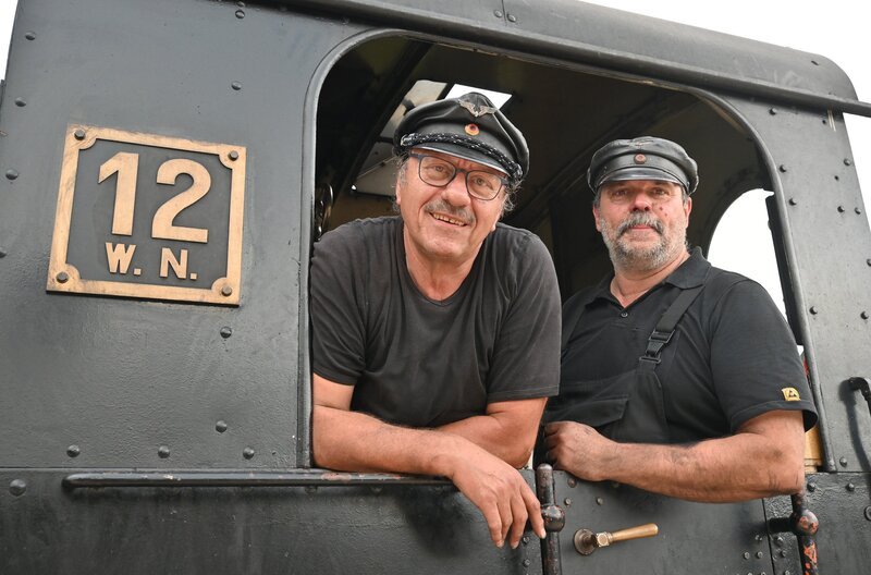 Lokführer Hermann Hafner (li.) und Lokführer Ingo Adam (re.) – das „Dreamteam“ auf dem Führerstand von Lok 12 – Bild: SWR/​Bettina Bansbach /​ SWR Presse/​Bildkommunikation