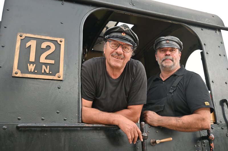 Lokführer Hermann Hafner (li.) und Lokführer Ingo Adam (re.) – das „Dreamteam“ auf dem Führerstand von Lok 12 – Bild: SWR/​Bettina Bansbach /​ SWR Presse/​Bildkommunikation