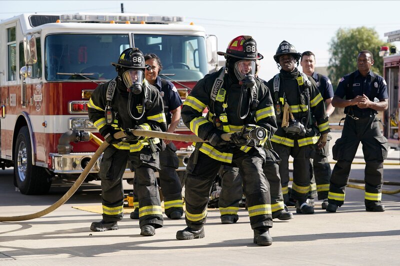 Station 19 Staffel 6 Folge 10 Eine Feuerübung wird plötzlich ernst: Barrett Doss als Victoria Hughes, Johnny Wactor als Lieutenant Cooper. – Bild: SRF/​Motion Picture/​ABC Signature
