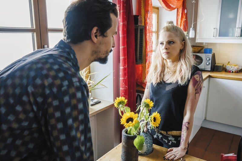 Sonja Ammerer (Jennifer Ulrich) steht vor einer schweren Entscheidung, denn Janosch (Simon Huber) und sie haben eine Europareise geplant. Aber muss sie sich nicht jetzt um ihre Schwester und das Neugeborene kümmern? – Bild: ZDF und Hendrik Heiden Sonja Ammerer (Jennifer Ulrich) steht vor einer schweren Entscheidung, denn Janosch (Simon Huber) und sie haben eine Europareise geplant. Aber muss sie sich nicht jetzt um ihre Schwester und das Neugeborene kümmern? – Bild: ZDF und Hendrik Heiden