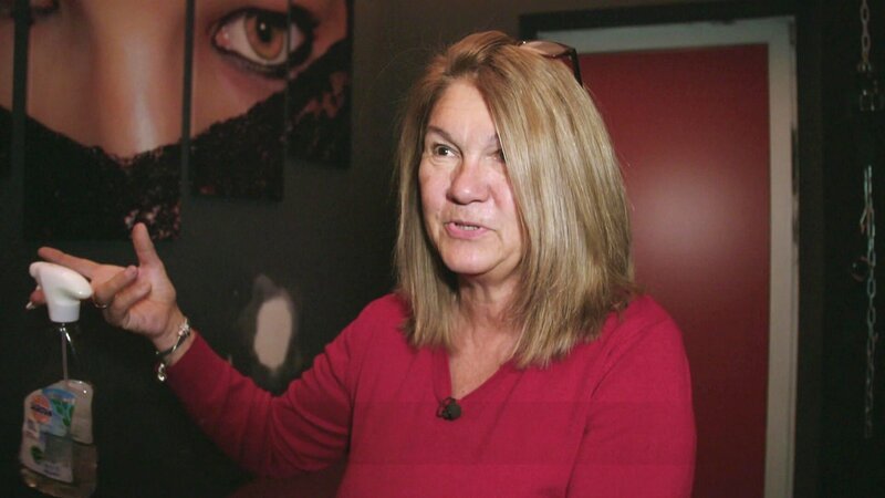 Eva Hölzl (Foto) und ihr Mann Armin besitzen einen Swingerclub. Persönlich schaut sie nach, ob alles in Ordnung ist. – Bild: RTLZWEI Eva Hölzl (Foto) und ihr Mann Armin besitzen einen Swingerclub. Persönlich schaut sie nach, ob alles in Ordnung ist. – Bild: RTLZWEI