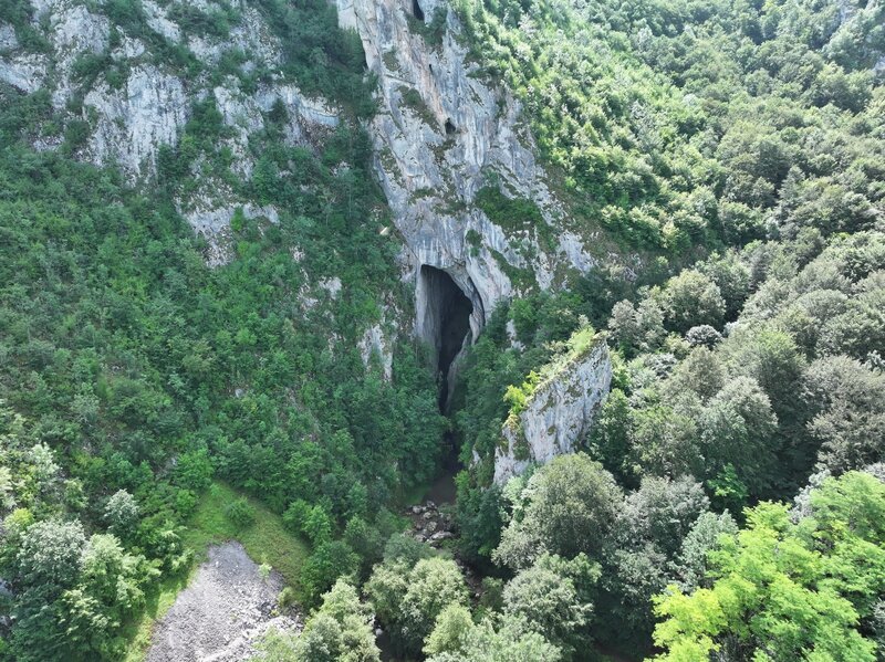 Huda lui Papar? ist eine von unzähligen Höhlen in den Karpaten. – Bild: Oliver Roetz /​ ZDF