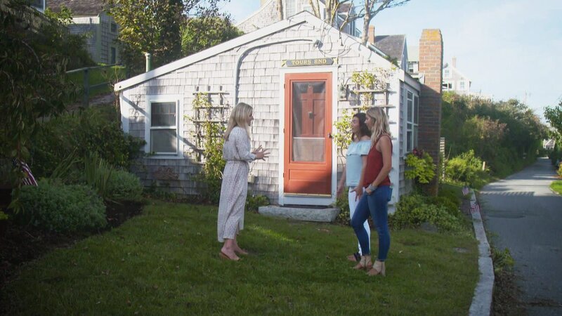 With her friend Emily to support her, Meredith is looking for a quaint house with lots of natural light between the city and the beach at the right price. – Bild: HGTV