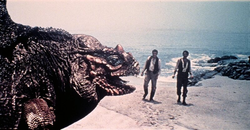 Zusammen mit seinem Assistenten Alec (Pat Bonne, r.) stellt Professor Sir Oliver Lindenbrook (James Mason, l.) eine Expeditionsgruppe zusammen, um durch einen Vulkan ins Erdinnere zu gelangen, doch keiner von ihnen ist darauf vorbereitet, was sie tief unter der Erdoberfläche finden … – Bild: Twentieth Century-Fox Film Corporation Zusammen mit seinem Assistenten Alec (Pat Bonne, r.) stellt Professor Sir Oliver Lindenbrook (James Mason, l.) eine Expeditionsgruppe zusammen, um durch einen Vulkan ins Erdinnere zu gelangen, doch keiner von ihnen ist darauf vorbereitet, was sie tief unter der Erdoberfläche finden … – Bild: Twentieth Century-Fox Film Corporation