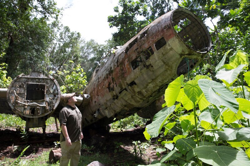 Mark Waycaster inspects the wreckage of a Mistubishi G4M Betty Bomber on Ballalai Island, Solomon Islands. – Bild: National Geographic Channel /​ FOX NETWORKS GROUP BULGARIA