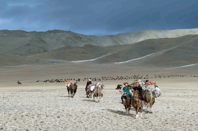 Adlerjagd als Teil jahrhundertealter Tradition: kasachische Nomaden am Fuße des Altai – Bild: Les Gens Bien Productions