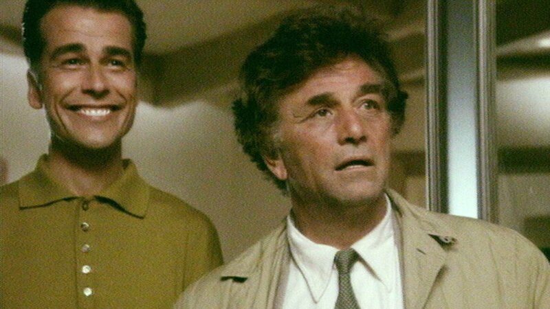 Lt. Columbo (Peter Falk) traut seinen Augen nicht: Die auf mysteriöse Weise verschwundene Diane taucht plötzlich wieder auf. Sean (Ian Buchanan, l.), der verdächtigt wurde, die Verlegerin ermordet zu haben, freut sich ganz besonders über das „Wunder“. – Bild: TVNOW