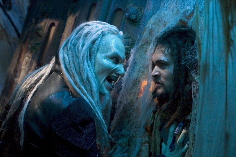 Ein Wraith (James Lafazanos, li.) will Ronon Dex (Jason Momoa, r) – Bild: Sci Fi Channel