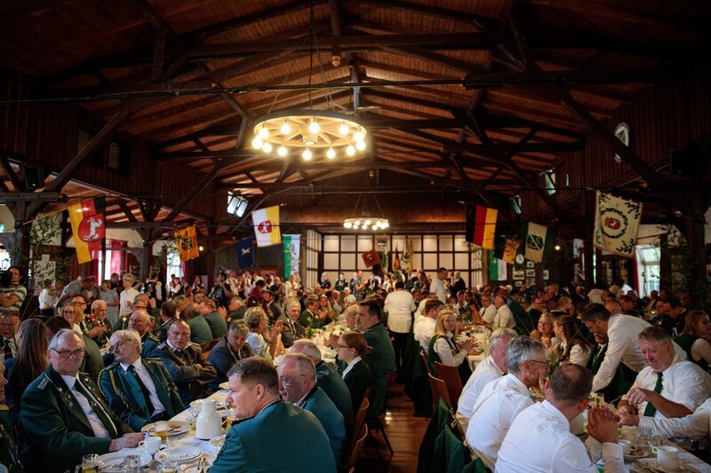 Das Schützenfest in Hankensbüttel ist eine Großveranstaltung. Einer der Höhepunkte ist das sogenannte Königsfrühstück, das ganz in den Händen von Schützenkönigin Anneke liegt. Über 400 Personen müssen verköstigt werden. Organisation und Kosten übernimmt Majestät Anneke. – Bild: ZDF und Konrad Wielandt