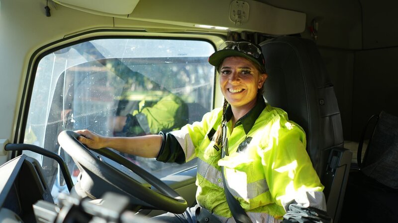 Alicia Waddingham in her truck – Bild: On The Beat 01 /​ Prospero Productions PTY LTD