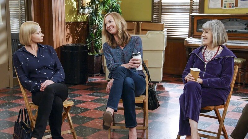 (v.l.n.r.) Jill (Jaime Pressly); Bonnie (Allison Janney); Marjorie (Mimi Kennedy) – Bild: Warner Bros. Entertainment, Inc. Lizenzbild frei