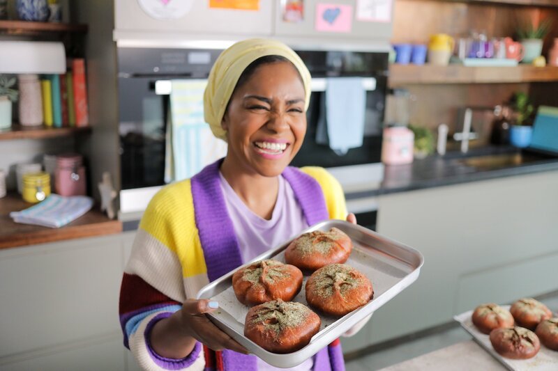 Nadiya Hussain mit Doughnuts. – Bild: ORF/​Warner