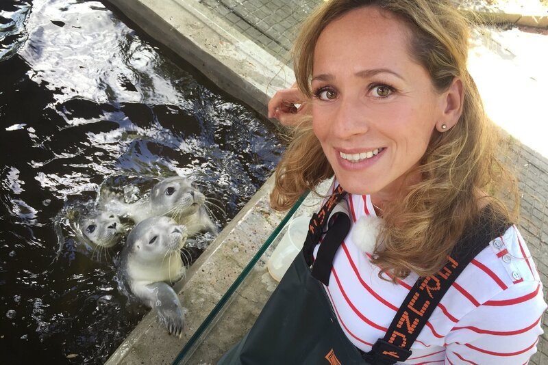 Moderatorin Tamina Kallert in der Seehundstation in Norddeich. – Bild: WDR/​Dieter Schug