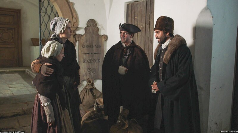 Salomon Koreff (Roman Blumaier) teilt Heyla Kirschner (Simona Zmrzlá) mit, dass sie in Prag bleiben kann. Ihr Gatte Josef Kirschner (Daniel Margolius) muss alleine mit den beiden Kindern fliehen. – Bild: ORF/​EPO Film/​Oliver Indra