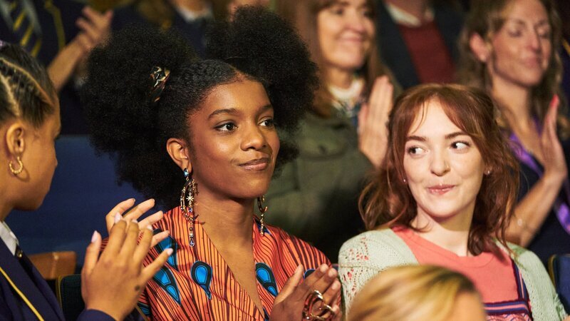 Mabel (Georgina Sadler, r.) und Abby (Assa Kanouté, l.) sind beeindruckt von Devonyés (Kendra Brown. M.) Auftritt beim Showcase der Schule. – Bild: ZDF