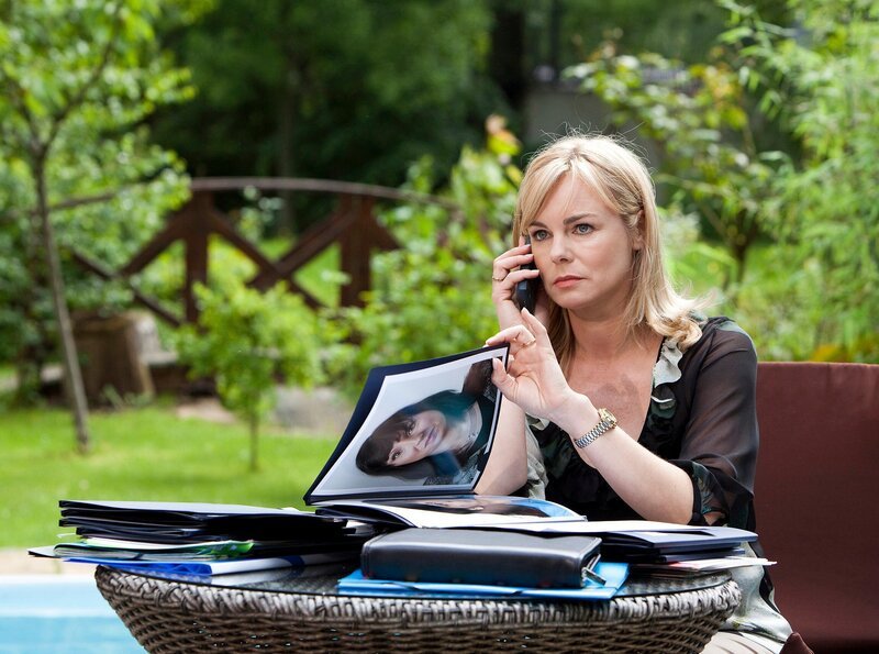 Corinna Galz (Saskia Valencia) geht die Akten ihrer Patienten durch, um nach Möglichkeiten zu suchen, woran oder bei wem sich ihr Mann angesteckt haben könnte. – Bild: MDR/​Peter Krajewsky