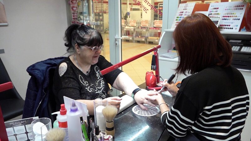 Rentnerin Brigitte gönnt sich eine Maniküre. Das ist ihr großer Luxus und diese Momente genießt die 70-Jährige sehr. – Bild: RTLZWEI