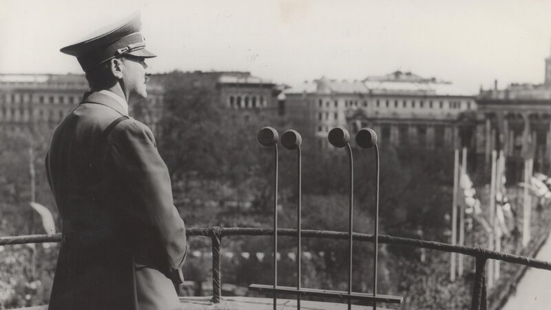 1938: Hitler auf dem Balkon des Wiener Rathauses. – Bild: SPIEGEL TV