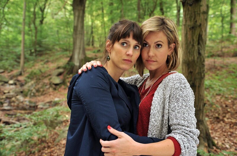 Klara (Wolke Hegenbarth) hält es für völlig absurd, dass ihre Freundin Kati (Sophie Lutz) ihren Onkel umgebracht haben soll. – Bild: ARD/​Hardy Spitz